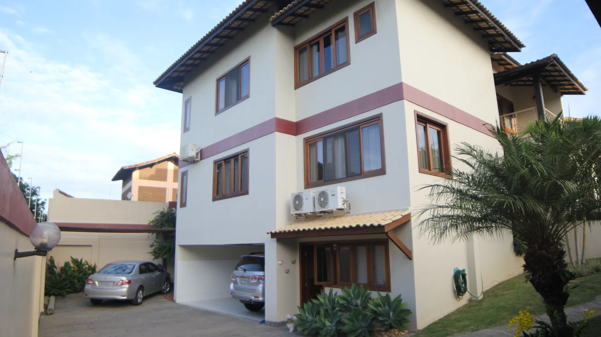 Fachada e Garagem
